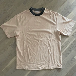 Acne T-shirt  - Tjena! Säljer en helt oanvänd Acne T-shirt i storlek S (oversized). Färgen är ”väldigt ljus”-rosa