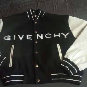 Givenchy bomberjacket - Riktigt fet high school bomberjacket från givenchy.   Bra skick 8/10  Nypris runt 27k  Kvitto finnes.