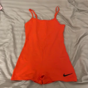 Nike  - Säljer denna fina Nike t-shirt typ, har använd en gång💕