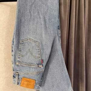 Startar en budgivning för dessa jeans börjar på 200kr och köp direkt för 300, dom är i väldigt fint skick kostar 1500 i ny pris när jag köpte dom men dom kommer aldrig till andvändning, skriv för fler bilder eller om ni har några andra funderingar 