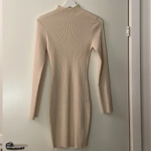 Stickad klänning missguided  - Beige klänning från missguided, ganska liten i storlek så passar egentligen en 36/38