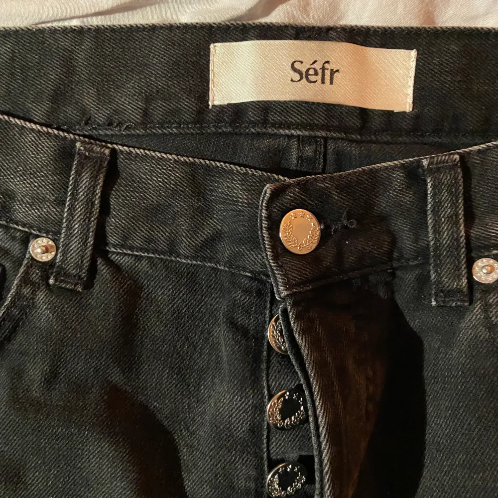 Sefr Straight Cut Jeans Rinsed Black Skick: 9/10 Storlek: 31 Nypris: 1600 Säljer för: 800. Jeans & Byxor.