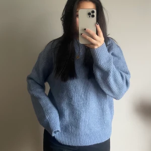 Blå stickad tröja - Slutsåld tröja ifrån H&M, endast använd 2 gånger! Säljes pga tycker inte att jag passar i den färgen😭🌟🌟💖 lite oversized på mig som vanligtvis är en S/M