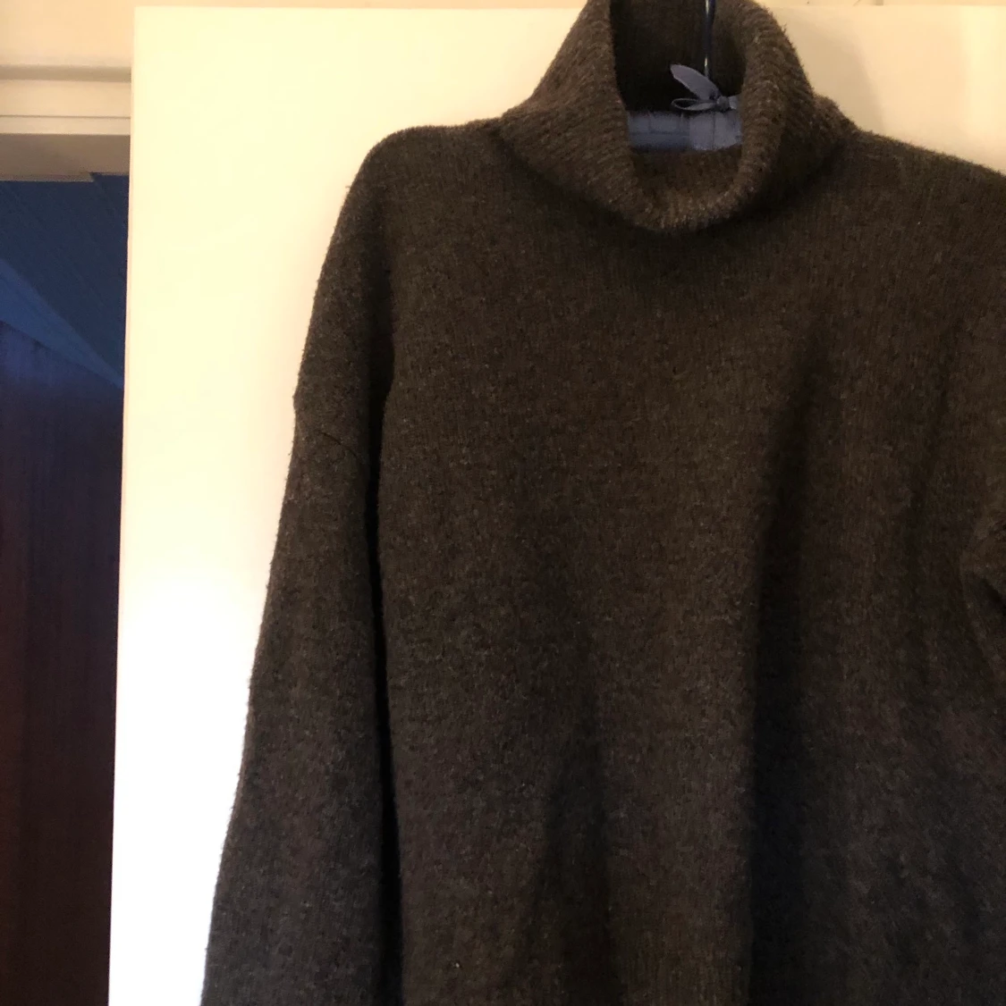 Stickad tröja med polo