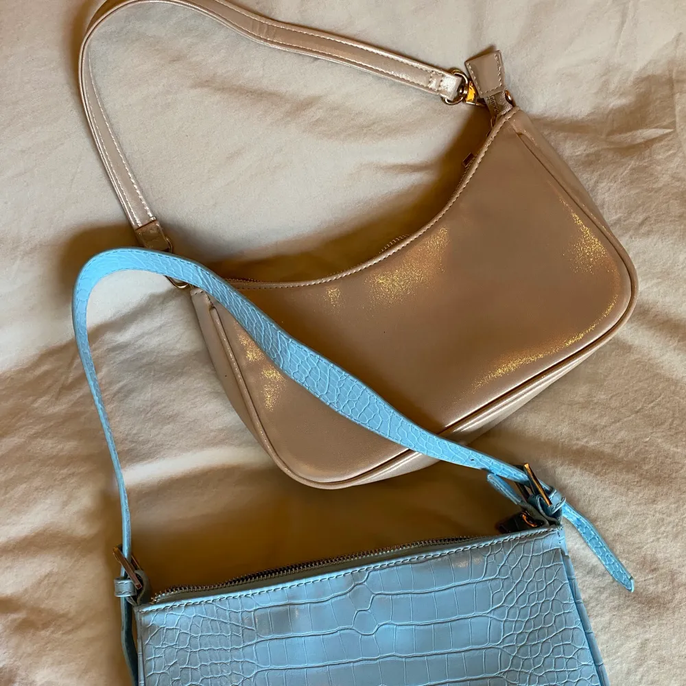 Jättesöt baguette väska i ljusblå som inte kommer till användning, från Gina tricot  Skimrande beige/rosa väska från bikbok, inga defekter☺️  100kr styck. Väskor.