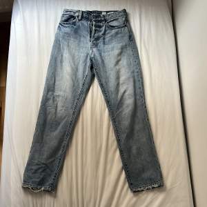 Vintage fit cropped boyfriend jeans med hög midja från H&M & Denim. Helt okej skick men lite slitna här och där som bilderna visar.   Original pris: 299kr Frakt: 29kr
