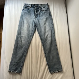 Boyfriend Jeans - Vintage fit cropped boyfriend jeans med hög midja från H&M & Denim. Helt okej skick men lite slitna här och där som bilderna visar.   Original pris: 299kr Frakt: 29kr