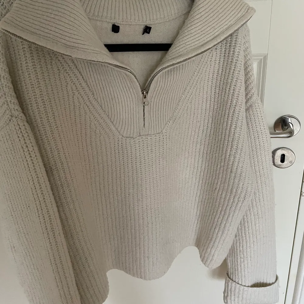 Jäääättefin tröja ifrån bikbok, den sitter perfekt på mig som normalt är S, på sista bilden ser ni att den har ett litet hål på kragen där bak💓. Stickat.