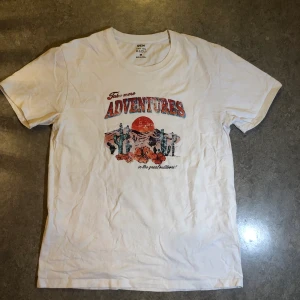 En fin vit tröja från SHEIN.  - Använd några gånger. Finns inga håll i. Storlek M. 100% cotton. Osäker hur mycket jag betala för den men runt 99-120.