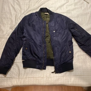 Bomberjacka från Crocker - Välanvänd bomberjacka från crocker men i väldigt gott skick som värmer bra