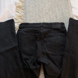 Levis lågmidjade jeans - Levis lågmidjade jeans, bootcut 715 i storlek 26. Midjemåttet: 34 Innerbensmåttet: 80