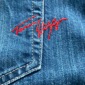 Jeans kjol  - En Tommy hilfiger kjol i storlek 8, jag brukar ha 27/28 i midjan och sitter bra på mig. Säljer då den tyvärr inte kommer till användning. Kan mötas upp och skicka. Tveka inte att höra av er för fler bilder eller frågor🥰