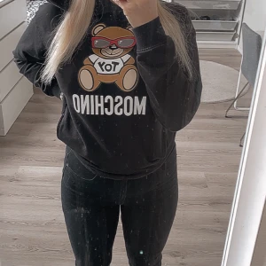 Moshino  - Moshino hoddie från kidsbrandstore skulle säga xs /s då den sitter bra på mig som ändå har S 