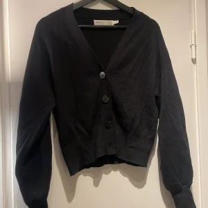 Kofta med knappar  - Kortare kofta med knappar från InWear  Ord 899:- 