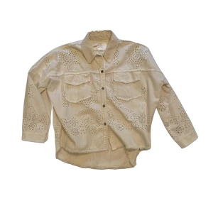 Jeansjacka - Vit jeansjacka/skjorta från Zara med fint mönster! Storlek XS men den är väldigt oversized💘