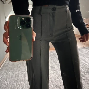Grå kostymbyxor XS  - Säljer mina fina gråa kostymbyxor ifrån Pull and bear!! De är supersköna!💕💕 Säljer pågrund av att jag har ett par liknande💕💕köpta för 359kr säljer för endast 175kr!! 