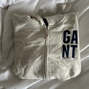 Hoddie med dragkedja från gant - Säljer min super snygga Hoddie med dragkedja från gant som tyvärr inte kommer till användning. Använd Max 1/2 gånger 