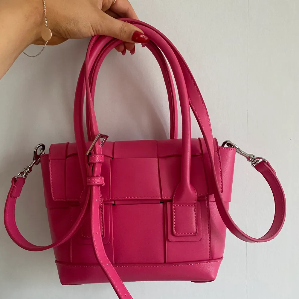 Rosa handväska som även går att använda som cross over bag. . Väskor.