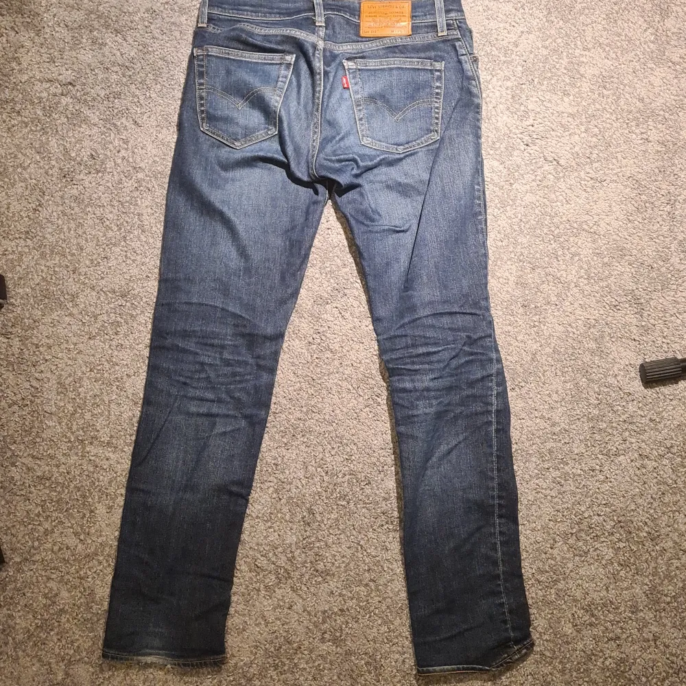 Levi's 511 mörkblå jeans, fint skick och bara använda ett par gånger.. Jeans & Byxor.