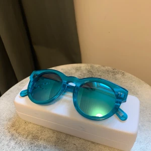 Chimi solglasögon  - Solglasögon från Chimi i färgen Aqua Äldre modell som jag tror hette #003 Nypris 999 men jag säljer för 300kr Fodral medföljer  Möts upp runt Göteborg eller skickas