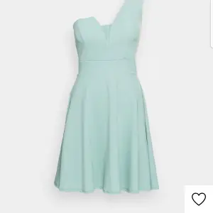 Underbar klänning om man passar i pastellfärg. De gjorde tyvärr inte jag. Därför säljes denna. Oanvänd. Men lappen är borttagen. Färgen är mint. Köpt på zalando i våras. Är precis som på bilden.