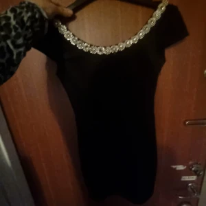 Fest klänningar stl s - Helt oanvända klänningar! Diamant klänning svart ord pris 899kr du f0r den för 250kr och de andra 2 från shein  150kr st eller alla 3 för 500kr