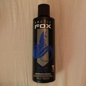 Hårfärg - Oöppnad blå hårfärg från märket arctic fox! Har använt denna färg på mitt hår förut och den är jättebra och pigmenterad! Nypris 275 kr (plus 200kr frakt från usa) , men säljer flaskan för 110kr! Skriv om du har några frågor ⭐️