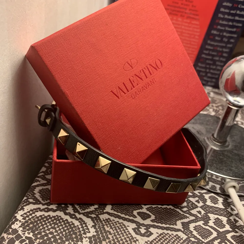 Säljer mitt Valentino armband. Box medföljer.⭐️. Accessoarer.
