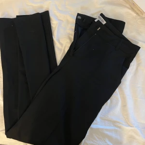 Kostymbyxor svarta - Kostymbyxor från madlady, storlek 38-L32. Använda fåtal gånger. Nypris 499kr