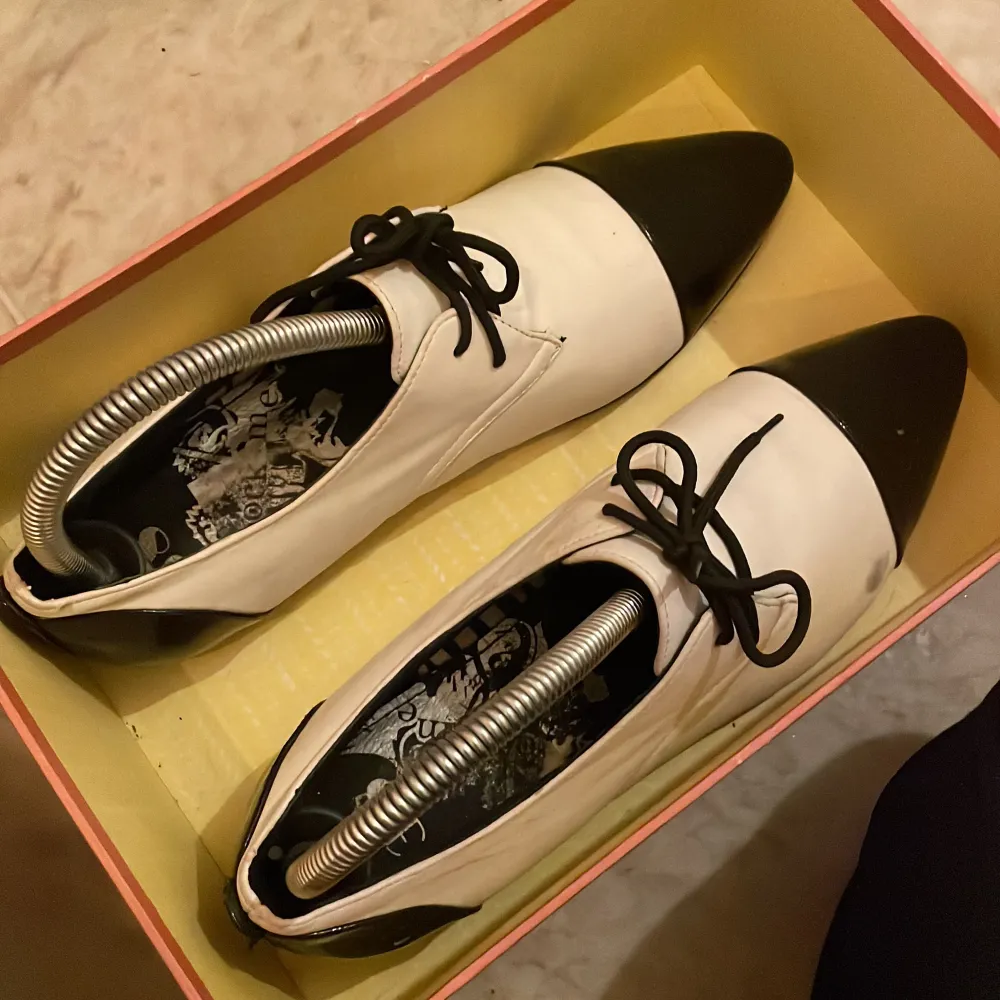 Fin skor glansiga svart vita, några små näst intill omärkbara märken. Mitt pris: 69kr + frakt 49kr (står köparen för). Skor.