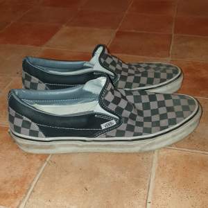 Slipon Vans. Rutiga svart/gråa skor i bra skick.