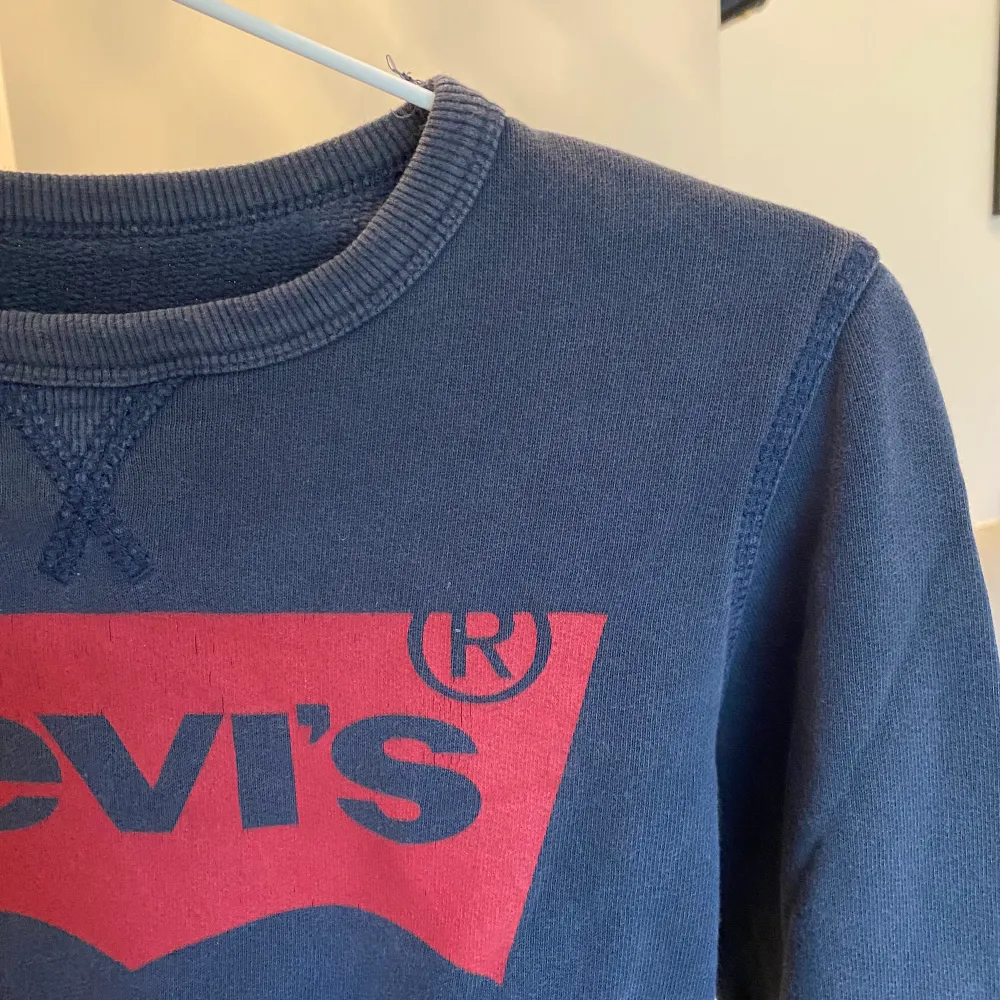 Säljer denna levi’s sweatshirt i färgen mörk blå. Köpt från barn avdelning 10 år men något stor i storleken Köparen står för frakten.. Tröjor & Koftor.