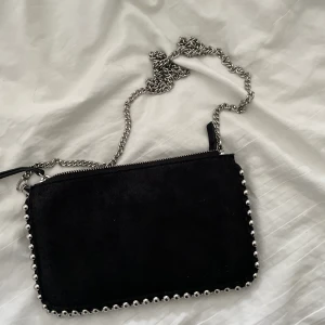 Väska Zara - Snygg svart väska från Zara med silverderaljer⭐️