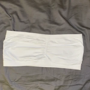 Vit topp - Vit topp från Lindex   Stl. M I bra skick, använd fåtal gånger