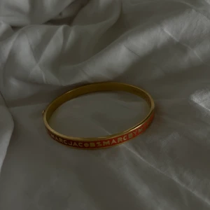 Armband, Marc Jacobs - Röd / guldpläterad armring från Marc Jacobs, 14 cm runt insidan. Superfint skick! Köparen står för frakt! 💘
