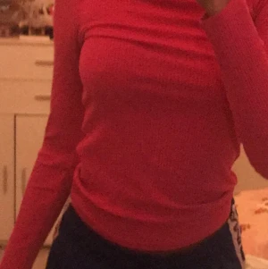 Ribbad tajt tröja  - En rosa tajt ribbad tröja har andvänt endast 1 gång. Jag säljer för jag får int användning av den, jag bär storlek xs och kan ha den, den är jätte stretchiga så aa.