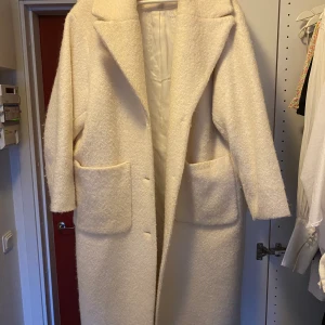 Vit kappa - Säljer denna fina vita oversized kappan från weekday, köpt för 1000kr här på Plick men säljer för 700kr inklusive frakt. Säljer den då den var för stor för mig 