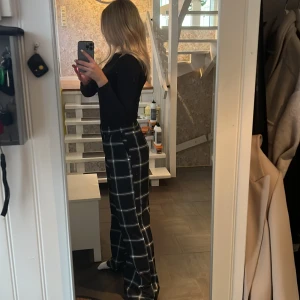 Rutiga byxor  - Väldigt luftiga och sköna rutiga byxor med fickor på sidorna. 