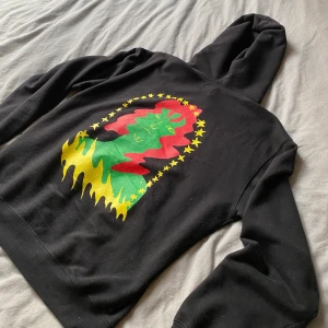 Polar Skate Svart Hoodie  - Polar Skate Svart Hoodie  Använt antal gånger, finns ett litet hål på väntra nedre sidan.  Storlek S, 449kr exl frakt 