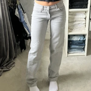 Grå lågmidjade jeans - Lågmidjade jeans från Gina tricot. Använda ett fåtal gånger. Slutsålda på Ginas hemsida