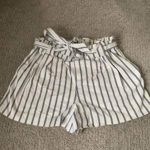 Shorts från Zara, storlek M. Högmidjade shorts med knytning vid midjan. 