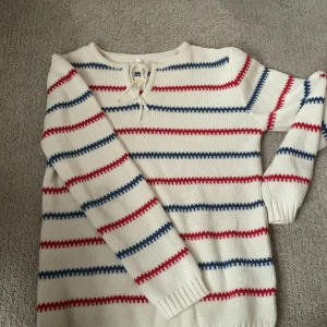 Randig tröja  - ”Pippi” tröja från Emilia, storlek XS. Knyte vid halsen