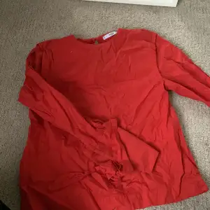 Röd tröja från Mango, storlek XS. Detalj med knytning vid ärmarna. 