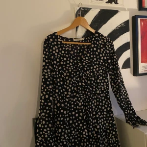 Klänning  - Prickig (?) mönstrad klänning från my jewellery strl M men skulle mer säga S. Perfekt längd. Svart Vit