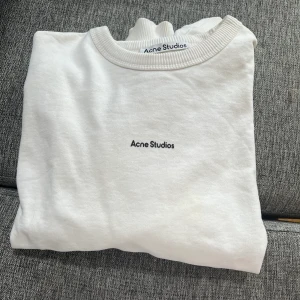 Acne studios  - Jättefin vit acne studios tröja med svart text! Väldigt fint skick🌸 storlek xxs men är absolut inte liten, jag har i vanliga fall storlek S! Mer bilder kan absolut skickas🤍