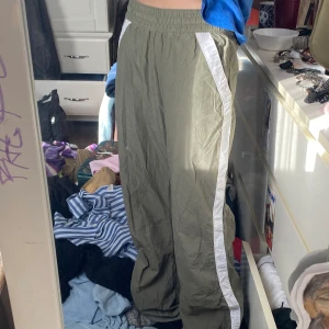 Byxor - Super coola, oliv färgade byxor. Perfekt skick, skulle bara kankse behövt strykas😁