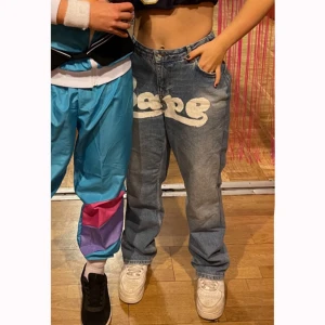 jenas bape  - säljer mina bape märkes jenas då det inte kommit till så mycket användning. Storlek 38 och sitter lågmidjat och baggy. Jag är 163 lång och de är perfekt långt till mig ord pris 1000 säljer för 400. köparen står för frakt🤍