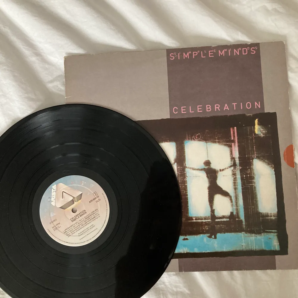 Vinylskiva av Simple Minds. Fint skick utan repor.. Övrigt.