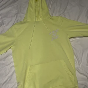 Huvtröja från New Yorker, storlek M - Huvtröja från New Yorker i storlek Medium. Färg: neongrön! Tryck på bröstet och ett stort tryck på ryggen. En aning nopprig.. och en liten fläck under trycket på bröstet (se bild). Därav priset. Annars mycket fint skick!  Djur finns i hemmet, rökfritt hem