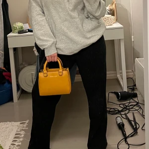 Miniväska - Superfin gul handväska med avtagbara axelremmar, kan användas både som axelremsväska och handväska- har även en liten innerficka🧡Nästan aldrig använd- är i nyskick!